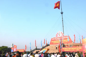 Lá cờ đỏ sao vàng tung bay trên Kỳ đài Hiền Lương đầy kiêu hãnh.