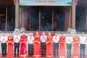 Chủ tịch Quốc hội Trần Thanh Mẫn và các đại biểu cắt băng khánh thành Công trình bảo tồn, tôn tạo Di tích Khu lưu niệm Tổng Bí thư Lê Duẩn.