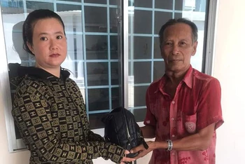 Ông Nguyễn Văn Tồn trao trả lại tài sản cho người đánh rơi.