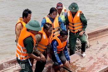 Các nạn nhân được cán bộ, chiến sĩ Trạm Kiểm soát Biên phòng Kim Quy ứng cứu kịp thời.