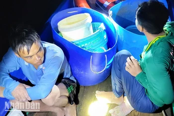 2 trong số 5 người đi trên tàu thu mua hải sản sau khi được cứu. (Ảnh: TIẾN VINH)