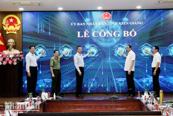 Chủ tịch Ủy ban nhân dân tỉnh Kiên Giang Lâm Minh Thành (thứ ba, từ phải qua), Trưởng Ban Chỉ đạo Chuyển đổi số tỉnh và các đại biểu thực hiện nghi thức vận hành chính thức nền tảng Văn phòng điện tử tỉnh Kiên Giang.