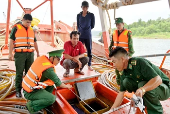 Cán bộ biên phòng tiến hành đo số lượng đầu trên tàu KG-94337-TS. (Ảnh: Bộ đội Biên phòng Kiên Giang cung cấp)