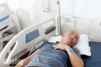 Ông N.V.C., ngư dân bị đánh, điều trị ở Bệnh viện Đa khoa tỉnh Kiên Giang khi bị thương nặng ở vùng đầu.