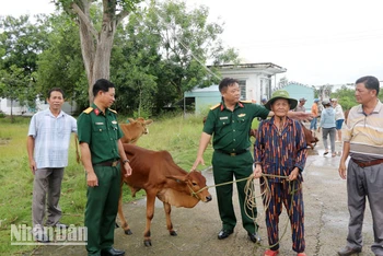 Đoàn Kinh tế Quốc phòng 915, Quân Khu 9 trao bò hỗ trợ đồng bào dân tộc thiểu số có hoàn cảnh khó khăn vùng biên giới.