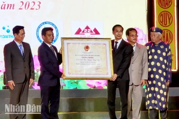 Đại diện Bộ Văn hóa, Thể thao và Du lịch trao Bằng Di sản văn hóa phi vật thể cấp quốc gia “Lễ hội Đình thần Nguyễn Trung Trực-thành phố Rạch Giá, tỉnh Kiên Giang” cho đại diện tỉnh Kiên Giang.