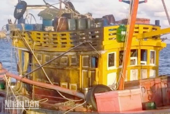 Tàu của ngư dân Kiên Giang bị tấn công bằng bom xăng. (Ảnh: Ngư dân cung cấp)