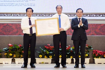 Phó Thủ tướng Chính phủ Trần Lưu Quang trao Quyết định phê duyệt quy hoạch tỉnh Kiên Giang thời kỳ 2021-2030, tầm nhìn đến năm 2050 cho lãnh đạo tỉnh Kiên Giang.