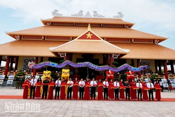 Bí thư Trung ương Đảng, Trưởng Ban Tuyên giáo Trung ương Nguyễn Trọng Nghĩa cùng các đồng chí nguyên lãnh đạo Đảng, Chính phủ và chính quyền địa phương cắt băng khánh thành Khu chứng tích chiến tranh rừng tràm Bang Biện Phú và Đền thờ anh hùng liệt sĩ, người có công. 