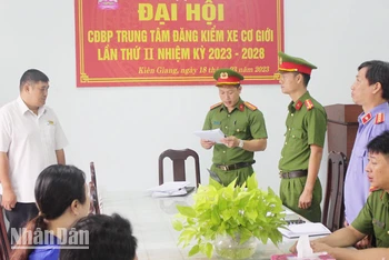 Cơ quan Công an tống đạt quyết định khởi tố bị can đối với Nguyễn Quốc Sử. (Ảnh: LÝ VĂN)