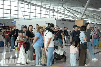 Khách du lịch làm thủ tục lên máy bay về Đài Loan (Trung Quốc).