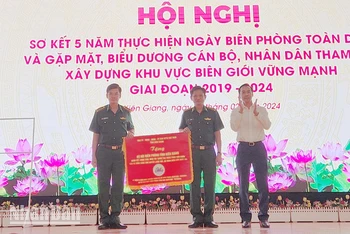 Lãnh đạo tỉnh Kiên Giang trao bức trướng của Ban Chấp hành Đảng bộ tỉnh cho Bộ đội Biên phòng tỉnh.