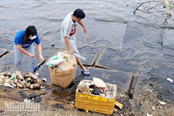 Công chức, viên chức và nhân dân thành phố Phú Quốc, tỉnh Kiên Giang thu gom rác ven biển.