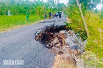 Đoạn giao thông bị sạt lở ở vùng đệm U Minh Thượng.