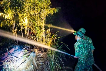 Lực lượng chức năng chữa cháy xuyên đêm. (Ảnh: PHƯƠNG VŨ)