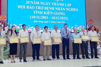 Lãnh đạo tỉnh Kiên Giang tặng bằng khen cho các tập thể, cá nhân có thành tích trong vận động đóng góp thực hiện công tác an sinh xã hội trên địa bàn tỉnh Kiên Giang giai đoạn (2003-2023).
