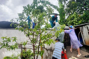Kiên Giang: Lốc xoáy làm tốc mái 5 căn nhà, chìm 4 ghe biển và chết 1 ngư dân