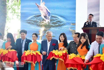 Nghi thức cắt băng khai mạc triển lãm.