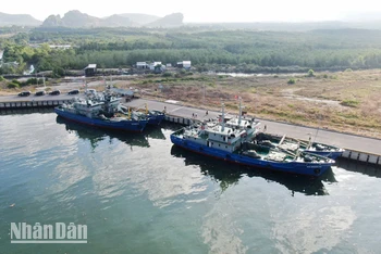 Bộ Chỉ huy quân sự tỉnh Kiên Giang tiếp nhận 4 tàu dịch vụ hậu cần đóng mới cho Hải đội dân quân thường trực tỉnh. (Ảnh: PHƯƠNG VŨ)