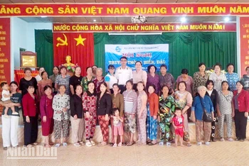 Báo cáo viên Bộ Tư lệnh Vùng 5 Hải quân tuyên truyền biển, đảo năm 2025 tại xã Vĩnh Hòa Hiệp, huyện Châu Thành, tỉnh Kiên Giang.