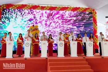 Đại biểu thực hiện nghi thức khởi công Dự án đầu tư xây dựng cầu Giải phóng 9.