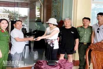 Vợ chồng du khách người Hàn Quốc (thứ 3 và 4, từ trái qua) nhận lại tài sản đã đánh rơi.
