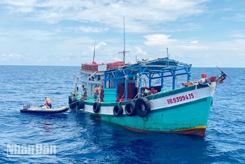 Tàu cá BĐ 93992 TS bị Tổ công tác Bộ Tư lệnh Vùng Cảnh sát biển 4 bắt quả tang đang tàng trữ, vận chuyển 3 thiết bị giám sát hành trình của tàu cá khác.