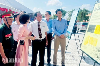 Các đại biểu xem trưng bày hình ảnh, tư liệu lịch sử của tỉnh Kiên Giang. 