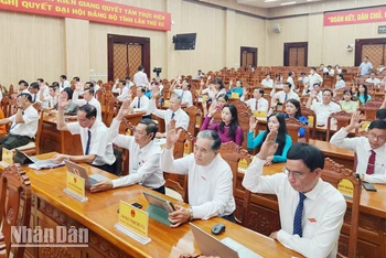 Đại biểu Hội đồng nhân dân tỉnh Kiên Giang biểu quyết thông qua các nghị quyết thống nhất chủ trương hợp nhất tỉnh An Giang và tỉnh Kiên Giang.