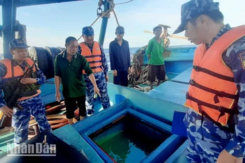 Lực lượng chức năng Bộ Tư lệnh Vùng Cảnh sát biển 4 kiểm tra hàng hóa vi phạm trên tàu TG 91387 TS. 