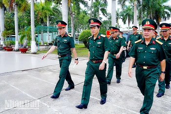 Đoàn công tác Quân khu 9 khảo sát tại Trường Quân sự tỉnh Kiên Giang (cũ), tại huyện Châu Thành, tỉnh Kiên Giang. (Ảnh: PHƯƠNG VŨ)