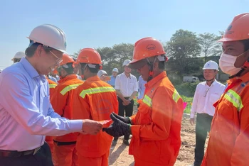 Chủ tịch Ủy ban nhân dân TP Hồ Chí Minh Phan Văn Mãi thăm hỏi, chúc Tết công nhân trên công trường.