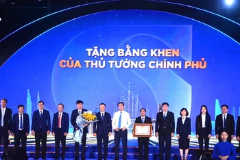 Tập thể lãnh đạo Tổng Công ty Cấp nước Sài Gòn đón nhận Bằng khen của Thủ tướng Chính phủ.