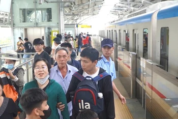 Nhiều gia đình đi chơi Tết Dương lịch bằng Metro. (Ảnh: QUÝ HIỀN)