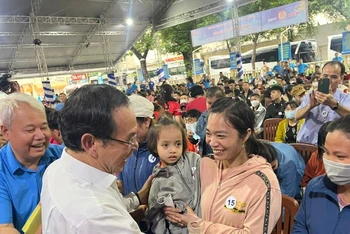 Bí thư Thành ủy Thành phố Hồ Chí Minh thăm hỏi, tặng quà, chúc Tết công nhân lao động Thành phố, sáng 27 tháng Chạp. (Ảnh: QUÝ HIỀN)