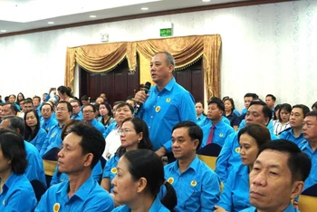 Chủ tịch Công ty TNHH Pouyuen Việt Nam phát biểu ý kiến về nhà ở cho công nhân tại buổi gặp gỡ. (Ảnh: QUÝ HIỀN)
