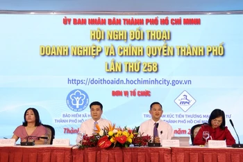 Tại hội nghị, Bảo hiểm xã hội Thành phố Hồ Chí Minh cung cấp, giải đáp các thắc mắc cho doanh nghiệp về những quy định, thay đổi liên quan chính sách bảo hiểm xã hội, bảo hiểm y tế, bảo hiểm thất nghiệp. (Ảnh: QUÝ HIỀN)