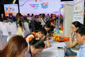 Sàn giao dịch việc làm ngành du lịch Thành phố Hồ Chí Minh năm 2024 thu hút đông đảo các bạn trẻ tham gia ứng tuyển (Ảnh: QUÝ HIỀN)