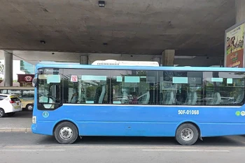 Tuyến xe buýt 152 (Khu dân cư Trung Sơn-Bến Thành-Sân bay Tân Sơn Nhất) phục vụ đưa đón hành khách tại sân bay Tân Sơn Nhất. (ảnh: QUÝ HIỀN)