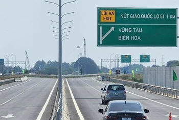 Thông xe đoạn phía đông của tuyến cao tốc Bến Lức-Long Thành (Ảnh: QUÝ HIỀN)