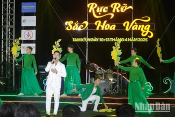 Chương trình nghệ thuật với chủ đề “Rực rỡ sắc hoa vàng” tại đêm khai mạc Lễ hội “Tam Kỳ - Mùa hoa sưa năm 2025".