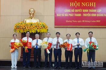 Lãnh đạo tỉnh Quảng Nam trao quyết định cho các đồng chí lãnh đạo Báo và Đài Phát thanh-Truyền hình Quảng Nam.