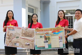 Tặng phụ san đặc biệt kỷ niệm 50 năm Ngày Giải phóng miền nam, thống nhất đất nước cho bạn đọc tại Quảng Nam
