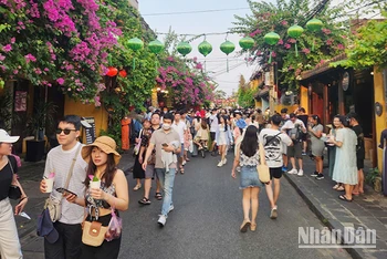Hội An là điểm đến ghi nhận đông đảo lượng khách tham quan, trải nghiệm trong kỳ nghỉ lễ 30/4 và 1/5.