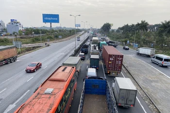 Do thi công sửa chữa mặt cầu Phú Lương kéo dài nên một đoạn quốc lộ 5A qua thành phố Hải Dương thường xuyên ùn tắc.