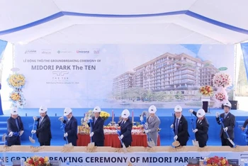 Các đại biểu thực hiện nghi thức động thổ Dự án Midori Park The Ten.