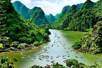 Quần thể danh thắng Tràng An thu hút khách du lịch bởi nhiều cảnh đẹp thiên nhiên hùng vĩ, linh thiêng và các kỷ lục thế giới.