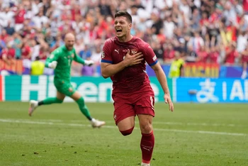 Tiền đạo Luka Jović tỏa sáng kịp thời ghi bàn thắng gỡ hòa vào phút bù giờ cuối cùng cho đội tuyển Serbia. (Ảnh: AP)