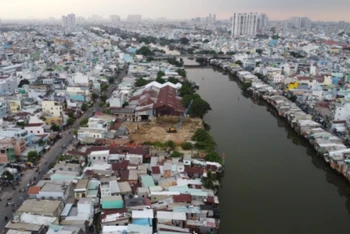 Hiện trạng nhà ở ven và trên kênh rạch tại Quận 8.