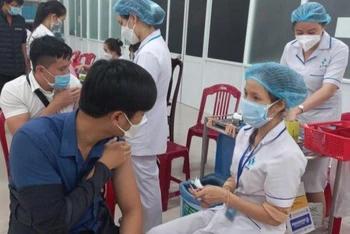 Quảng Ngãi yêu cầu tăng cường triển khai tiêm vaccine phòng Covid-19 